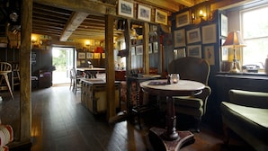 Lobby sitting area - The Anchor Inn (Alton)