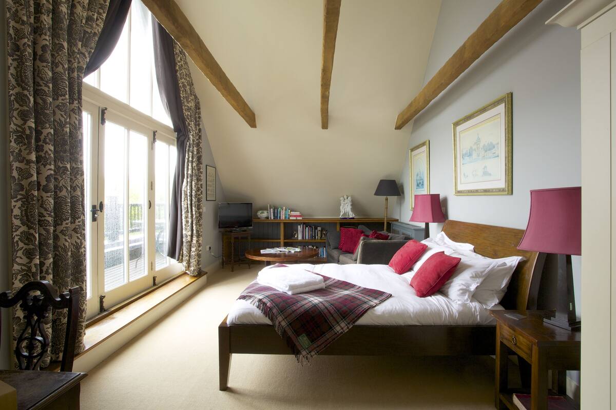 Classic Double Room | Hypo-allergenic bedding, down duvets, iron/ironing board