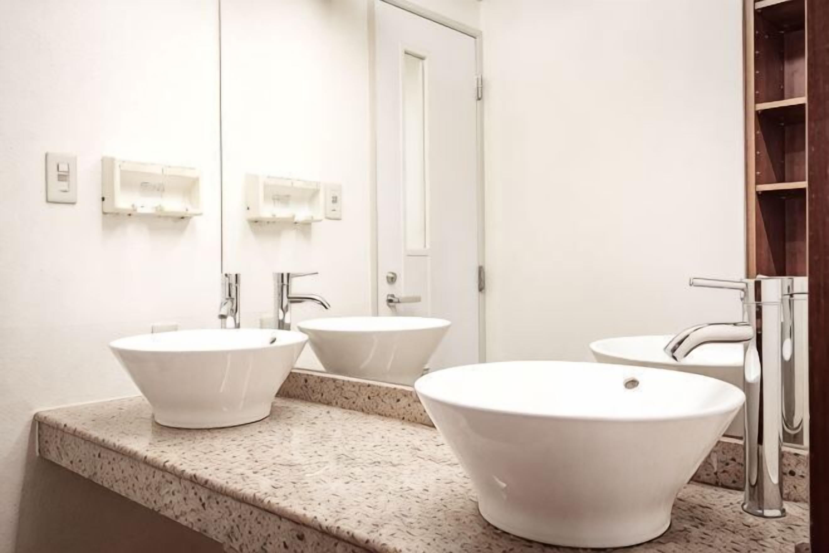 Combined shower/bathtub, deep-soaking bathtub, eco-friendly toiletries