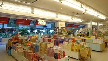 Una tienda comercial espaciosa con pasillos amplios y una variedad de productos en caja exhibidos.