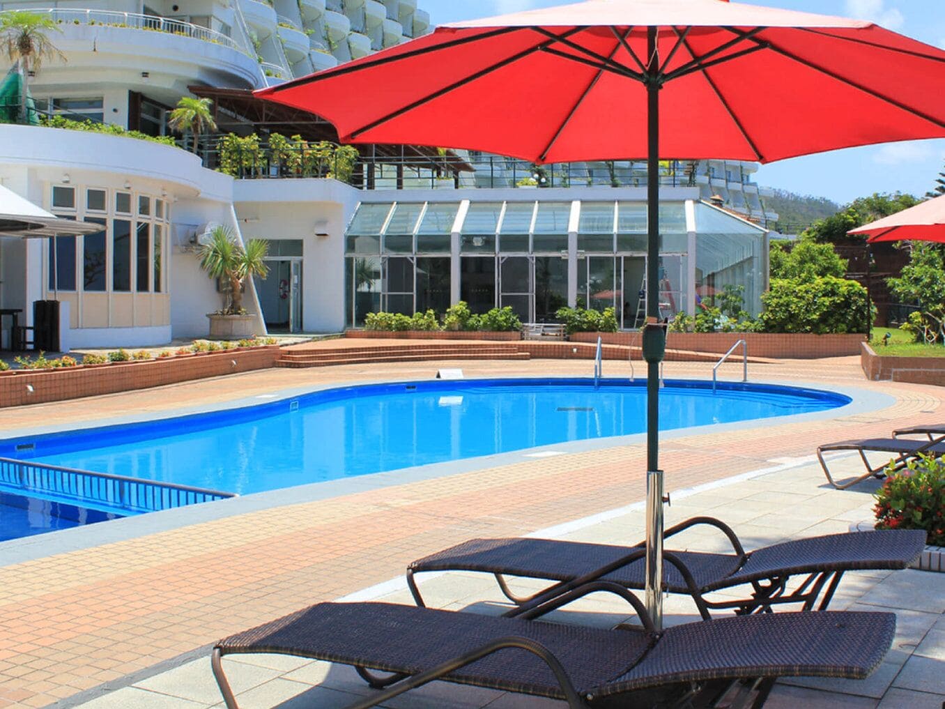 Una piscina techada, una piscina al aire libre