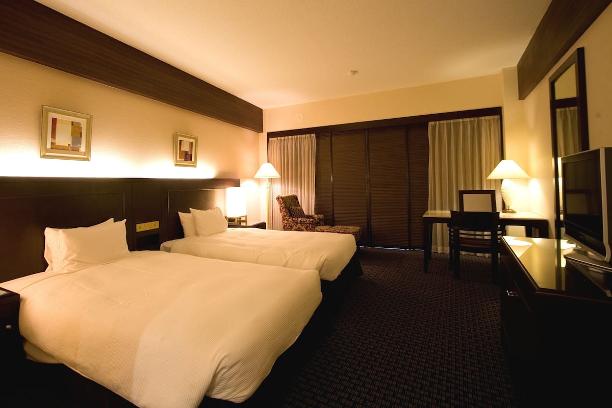 Värdeförvaringsskåp på rummet, skrivbord och strykjärn/strykbräda