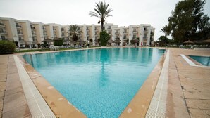 Una piscina techada, una piscina al aire libre