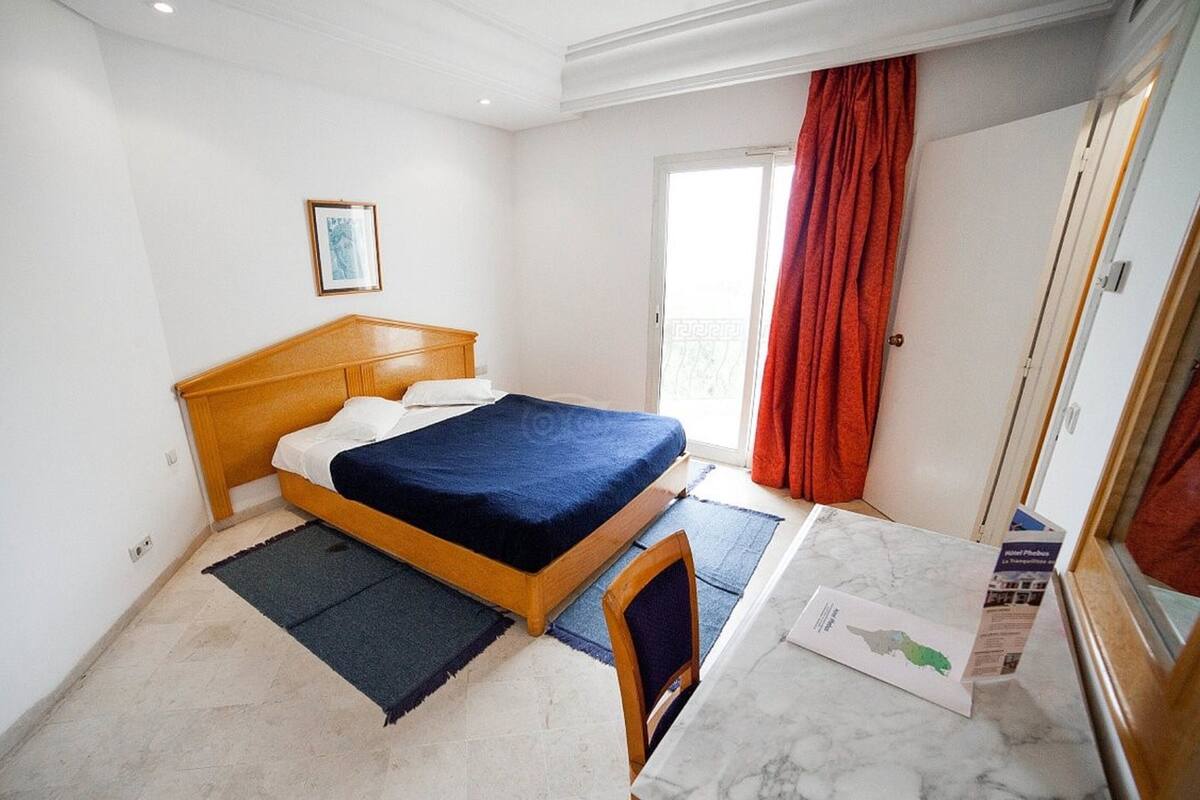 Quadruple Room | Desk, bed sheets