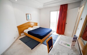 Quadruple Room | Desk, bed sheets - Hotel Phebus (La Marsa)
