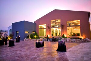 Fassade der Unterkunft – Abend/Nacht