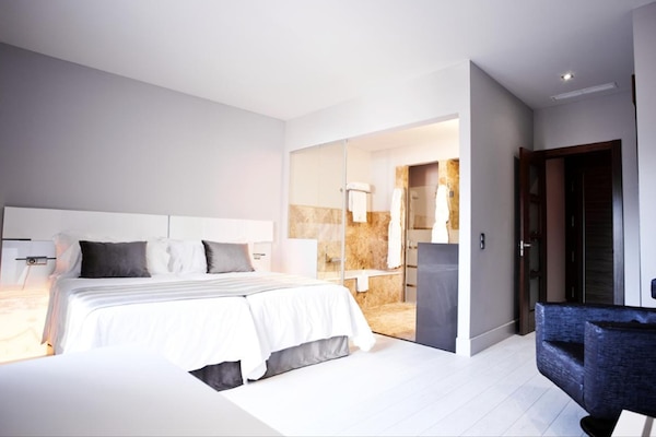 Rom – deluxe (2 adults) | Minibar, safe på rommet, skrivebord og skrivebord for bærbar PC