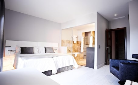 Deluxe Room (2 adults) | Minibar, in-room safe, desk, laptop workspace