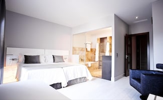 Minibar, caja de seguridad en la habitación y escritorio