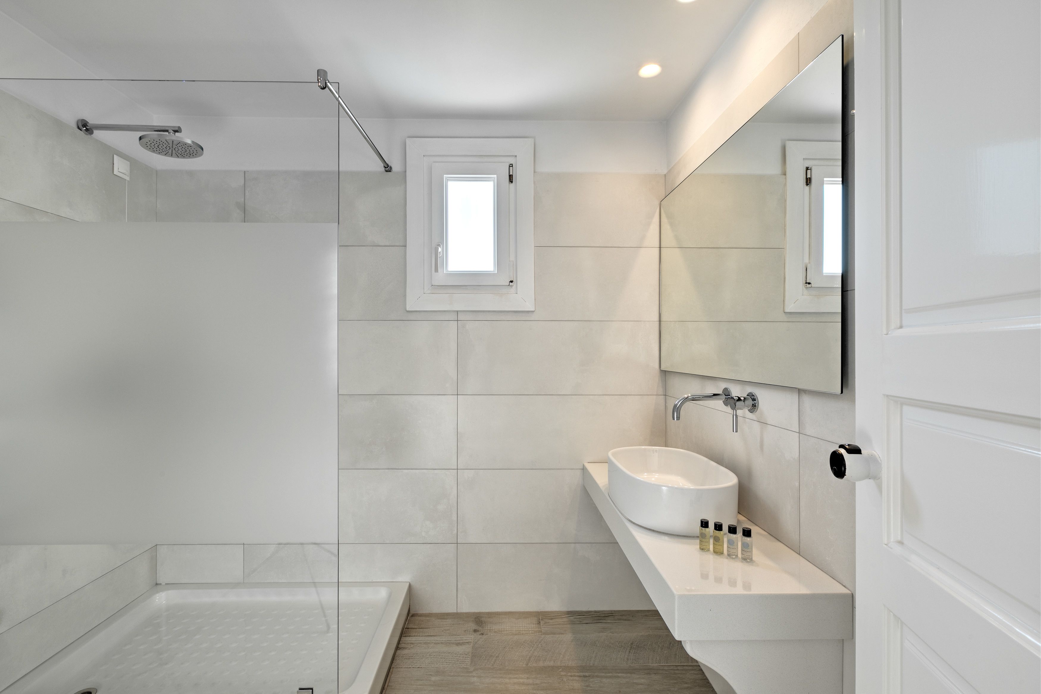 combined shower/bathtub, free toiletries, hair dryer, slippers