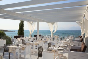 4 restaurants, serveren ontbijt, lunch, diner, internationale gerechten