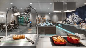 فطور إنجليزي مجانًا يوميًا