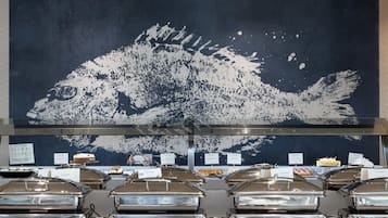 4 restaurantes, se sirven desayunos, comidas y cocina internacional