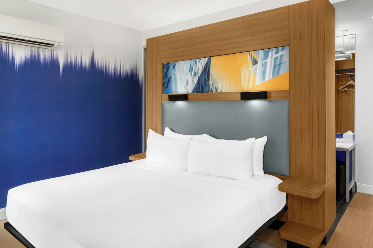 Egyptian cotton sheets, premium bedding, in-room safe, desk