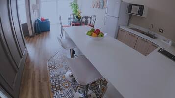 Suite, 2 tweepersoonsbedden, kitchenette | Privékeuken | Een koffiezetapparaat/waterkoker
