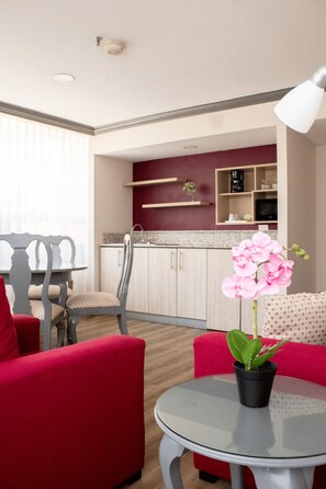 Suíte júnior, 2 camas de casal, cozinha americana | Cozinha privada | Cafeteira/chaleira