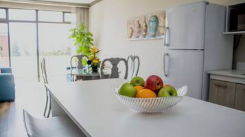 Suite, 2 tweepersoonsbedden, kitchenette | Privékeuken | Een koffiezetapparaat/waterkoker