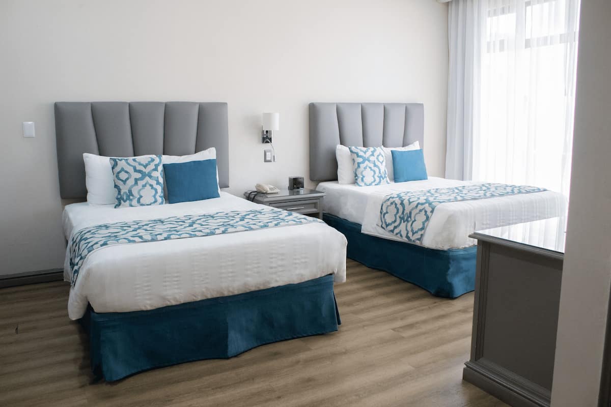 Coffres-forts dans les chambres, Wi-Fi gratuit, draps fournis