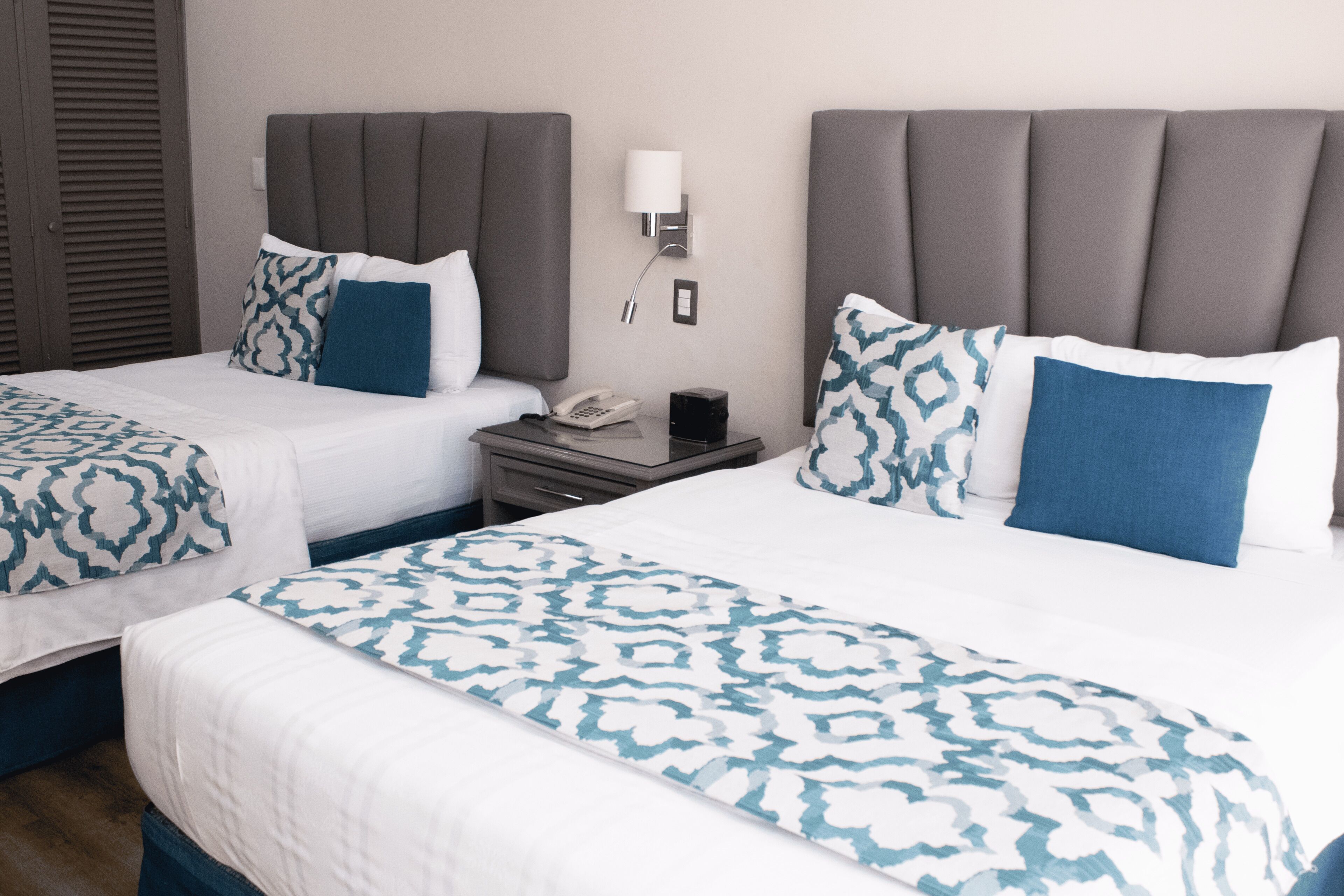 خزنة داخل الغرفة وواي فاي مجانًا وملاءات أسرّة