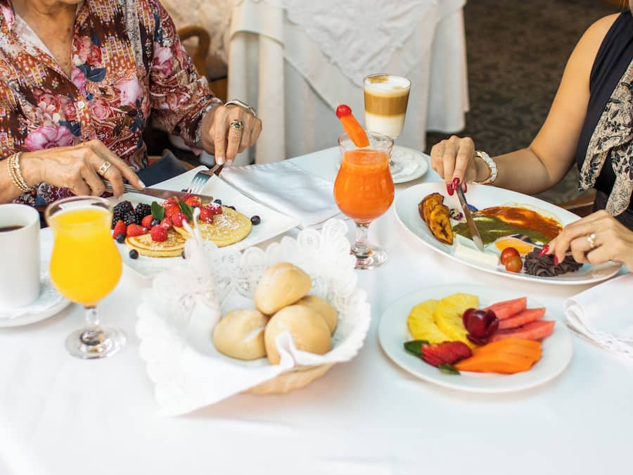 Café da manhã completo grátis todos os dias
