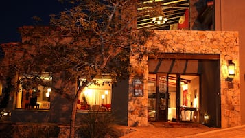 Fachada da propriedade à noite