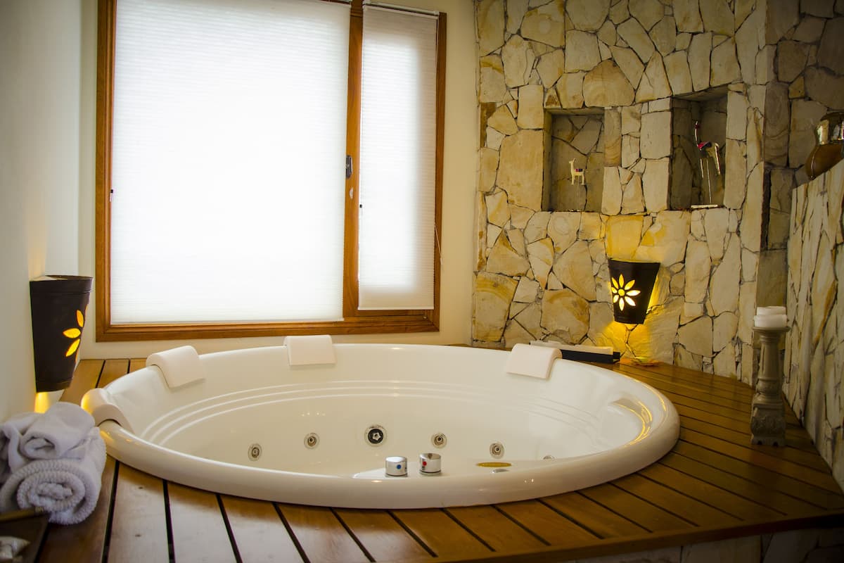 Studiosuite | Badezimmer | Duschwanne, Haartrockner, Handtücher
