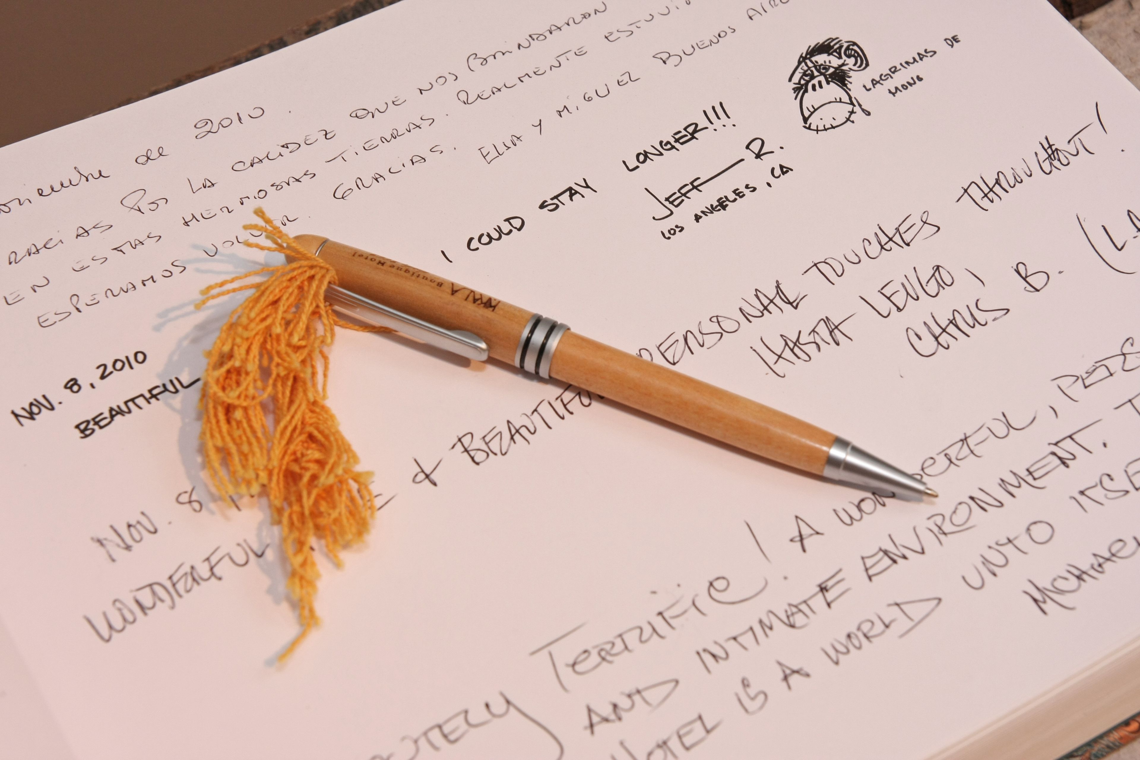Una nota manuscrita con un bolígrafo y un borla amarilla, fechada el 8 de noviembre de 2010, que expresa gratitud y menciona nombres.