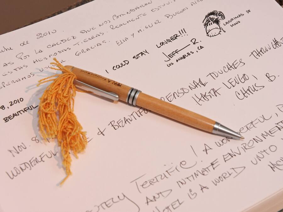 Una nota manuscrita con un bolígrafo y un borla amarilla, fechada el 8 de noviembre de 2010, que expresa gratitud y menciona nombres.