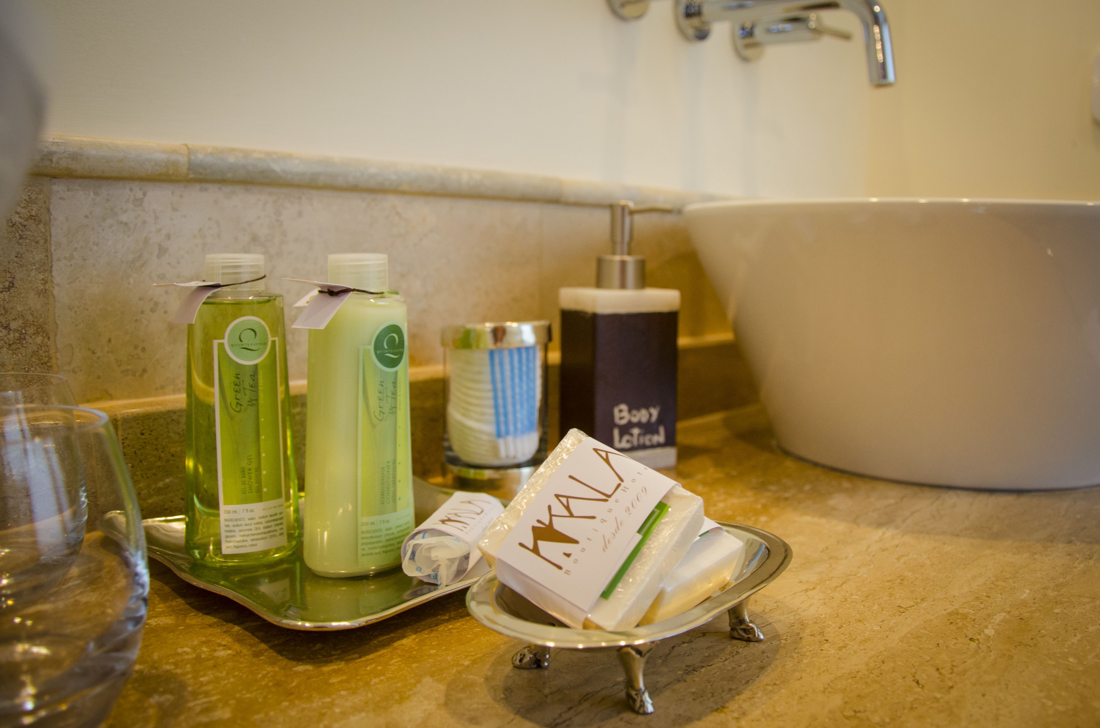 combined shower/bathtub, hair dryer, towels