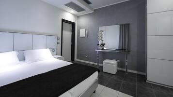 Minibar, safe på rommet, skrivebord og blendingsgardiner