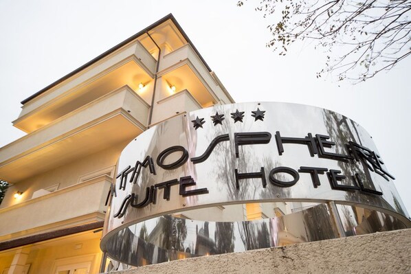 Un letrero de hotel con el nombre "MOSSFIRE SUITE HOTEL".