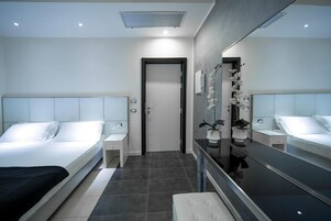 迷你吧、客房内保险箱、办公桌、遮光窗帘