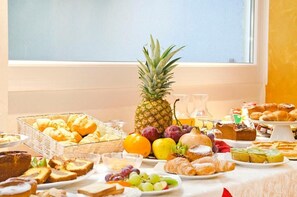 電冰箱、微波爐、咖啡機/沖茶器、鍋具/餐盤/廚房用品