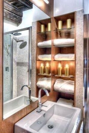 Chambre Double Deluxe | Lavabo de la salle de bain