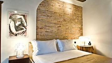 Dobbeltrom – deluxe | Sengetøy av topp kvalitet, senger med overmadrass og safe på rommet