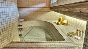 Suite | Deep soaking bathtub