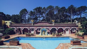 A pool area with a fountain, surrounded by potted plants and outdoor furniture. - Villa Toscana Boutique Hotel - Adults only (Punta Ballena)