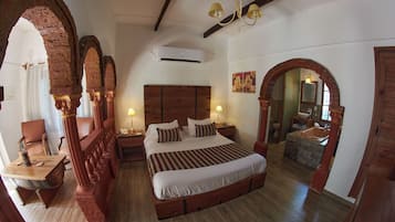 Suite | In-room safe, desk, iron/ironing board, free WiFi