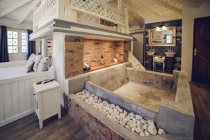 Deluxe Suite | Bathroom | Free toiletries, towels