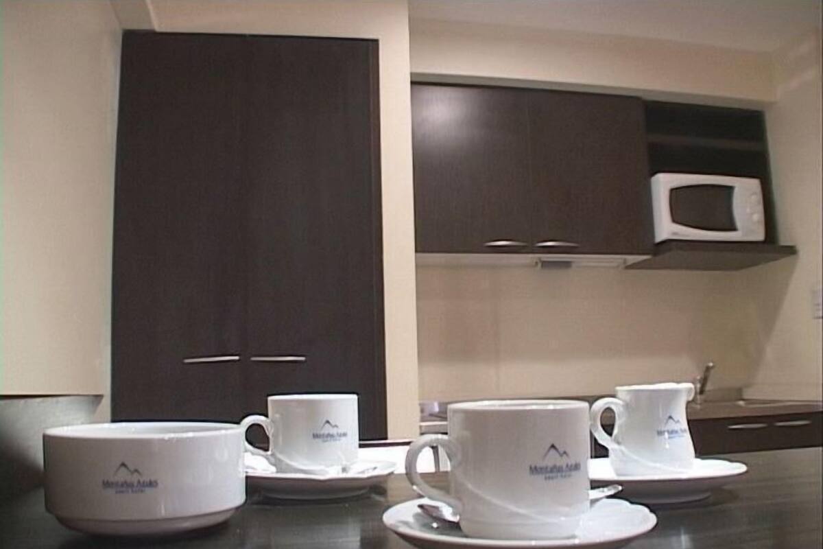 Private kitchen | Coffee/tea maker, microwave, cookware/dishes/utensils