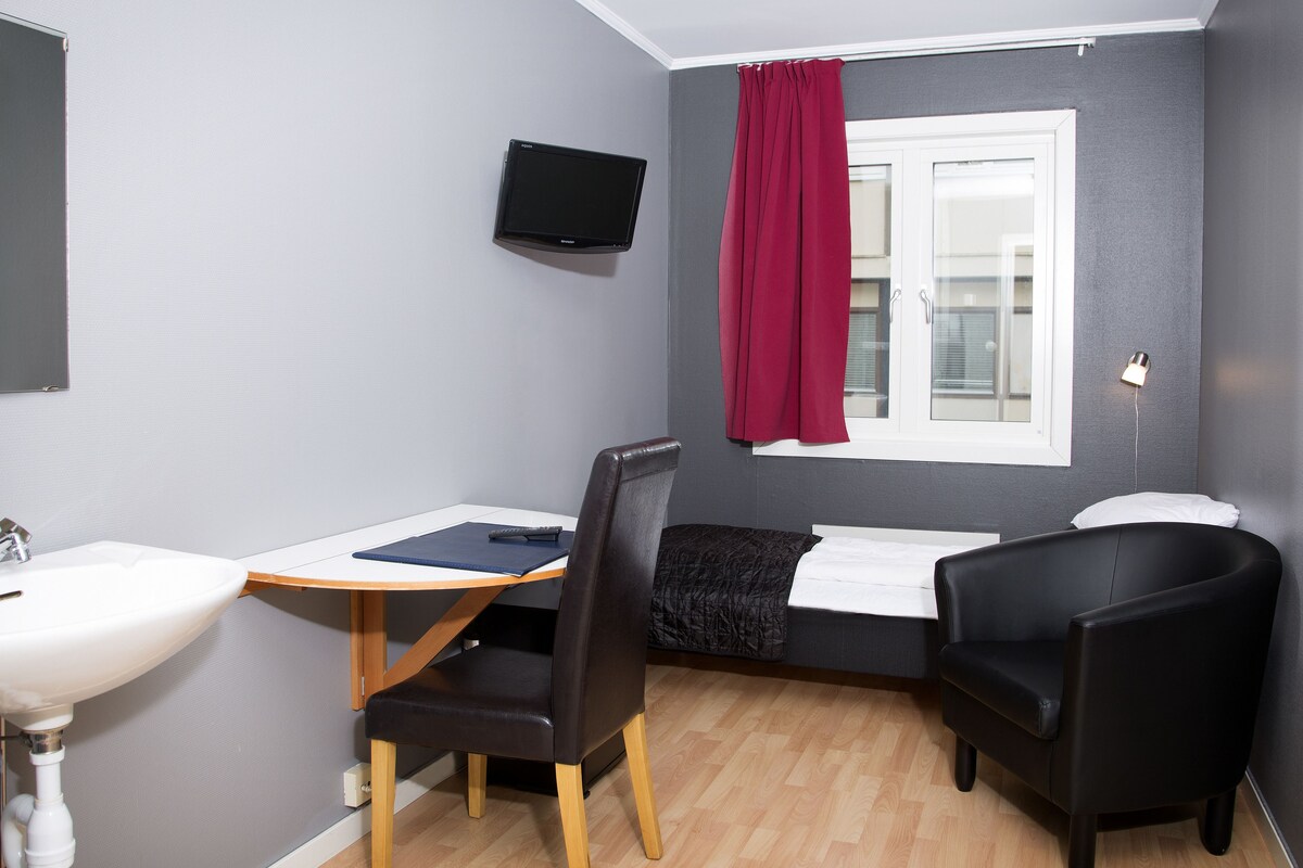 Chambre Simple Économique, salle de bains commune