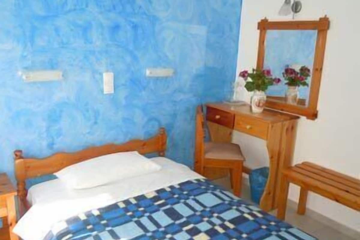 Tabla de planchar con plancha, wifi gratis y ropa de cama