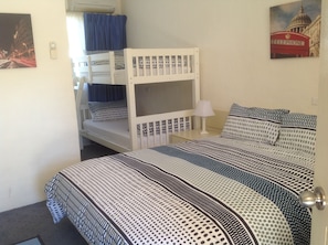 Quarto | Roupas de cama premium, escrivaninha, ferros/tábuas de passar roupa
