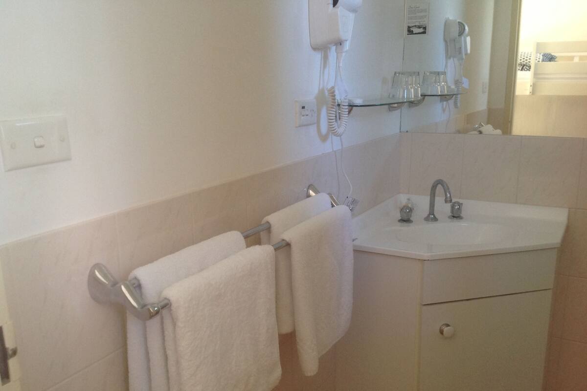 4 Person Room | Bathroom | Shower, free toiletries, hair dryer, towels