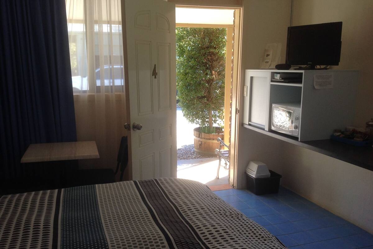 Premium bedding, desk, iron/ironing board, WiFi (free)