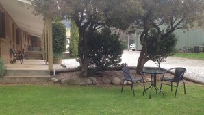 BBQ/picnic Area - Bogong Moth Motel (Tawonga South)