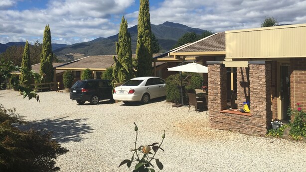 Property grounds - Bogong Moth Motel (Tawonga South)