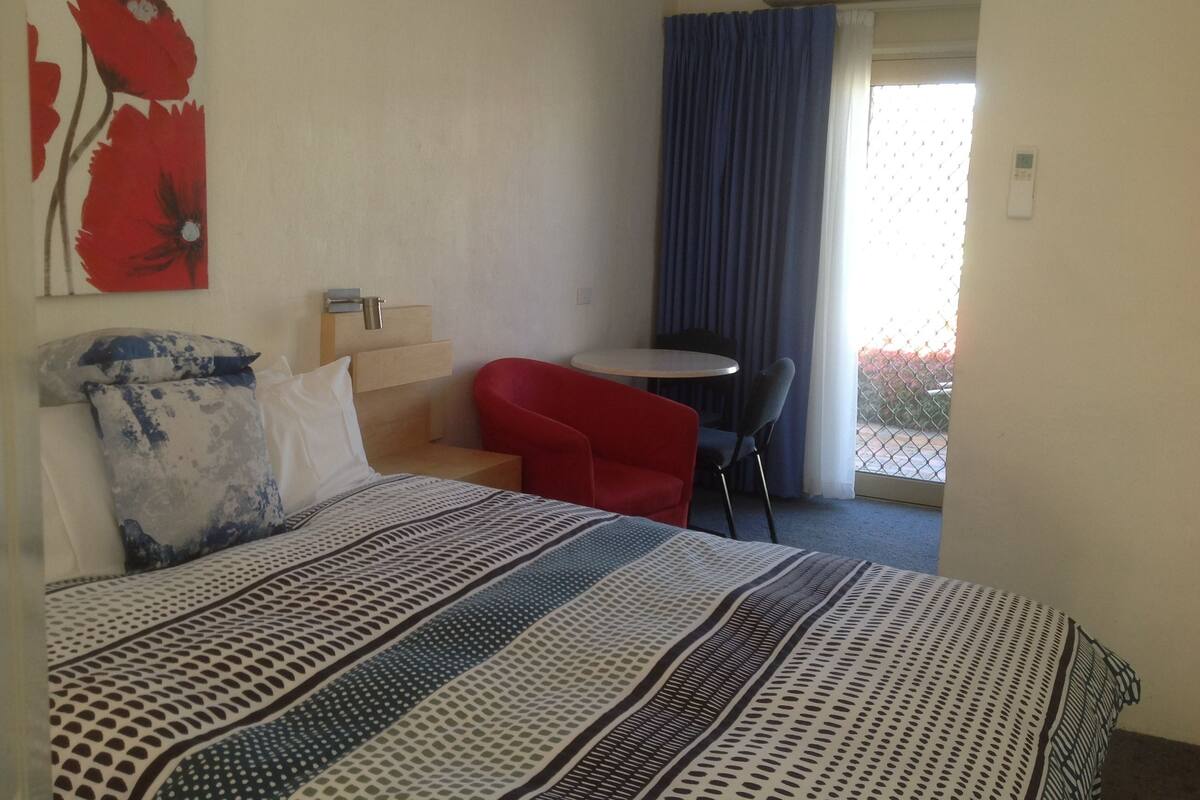 Superior Room, 1 Queen Bed | Premium bedding, desk, iron/ironing board, WiFi (free)