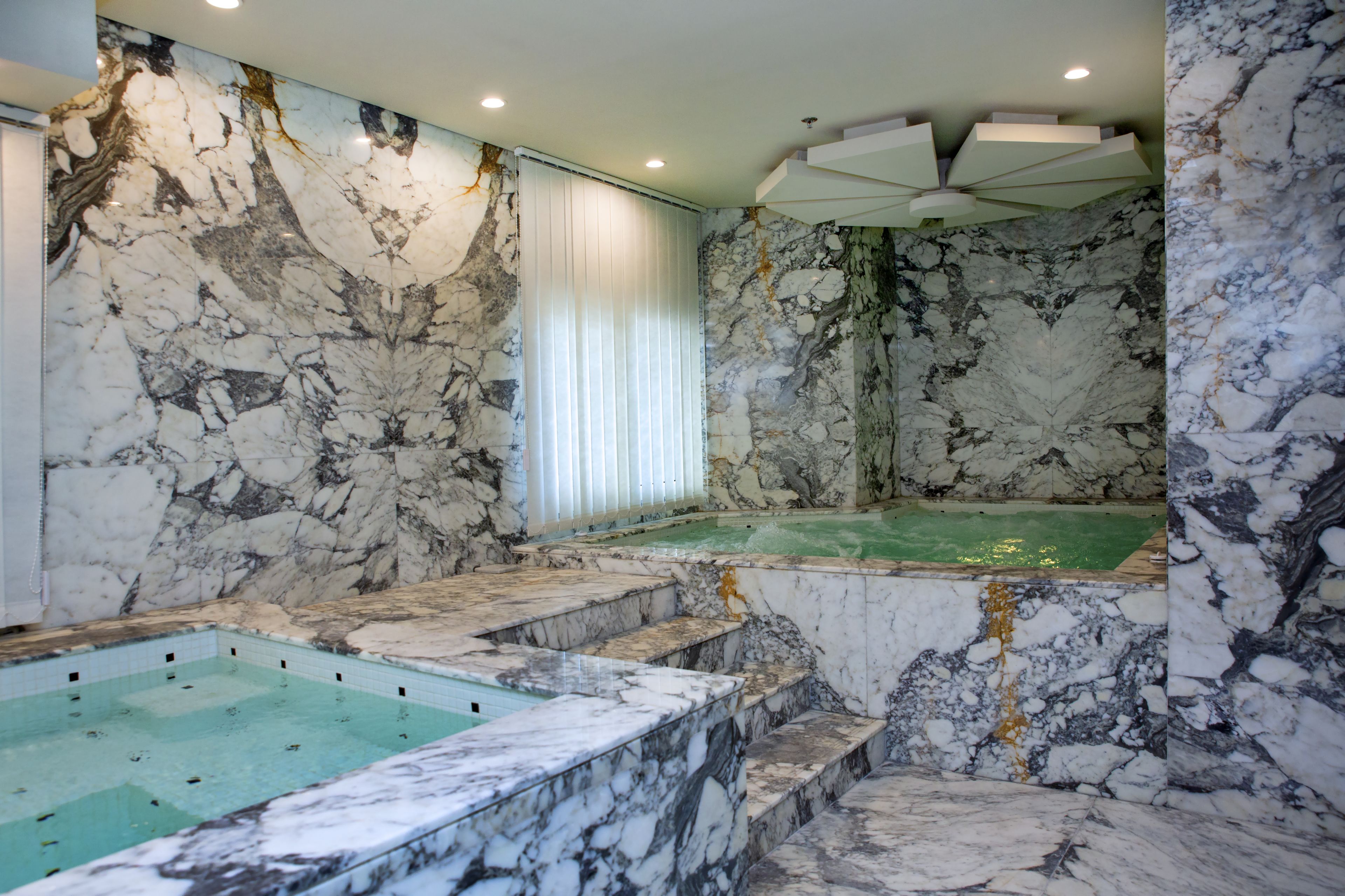 Bồn tắm spa trong nhà