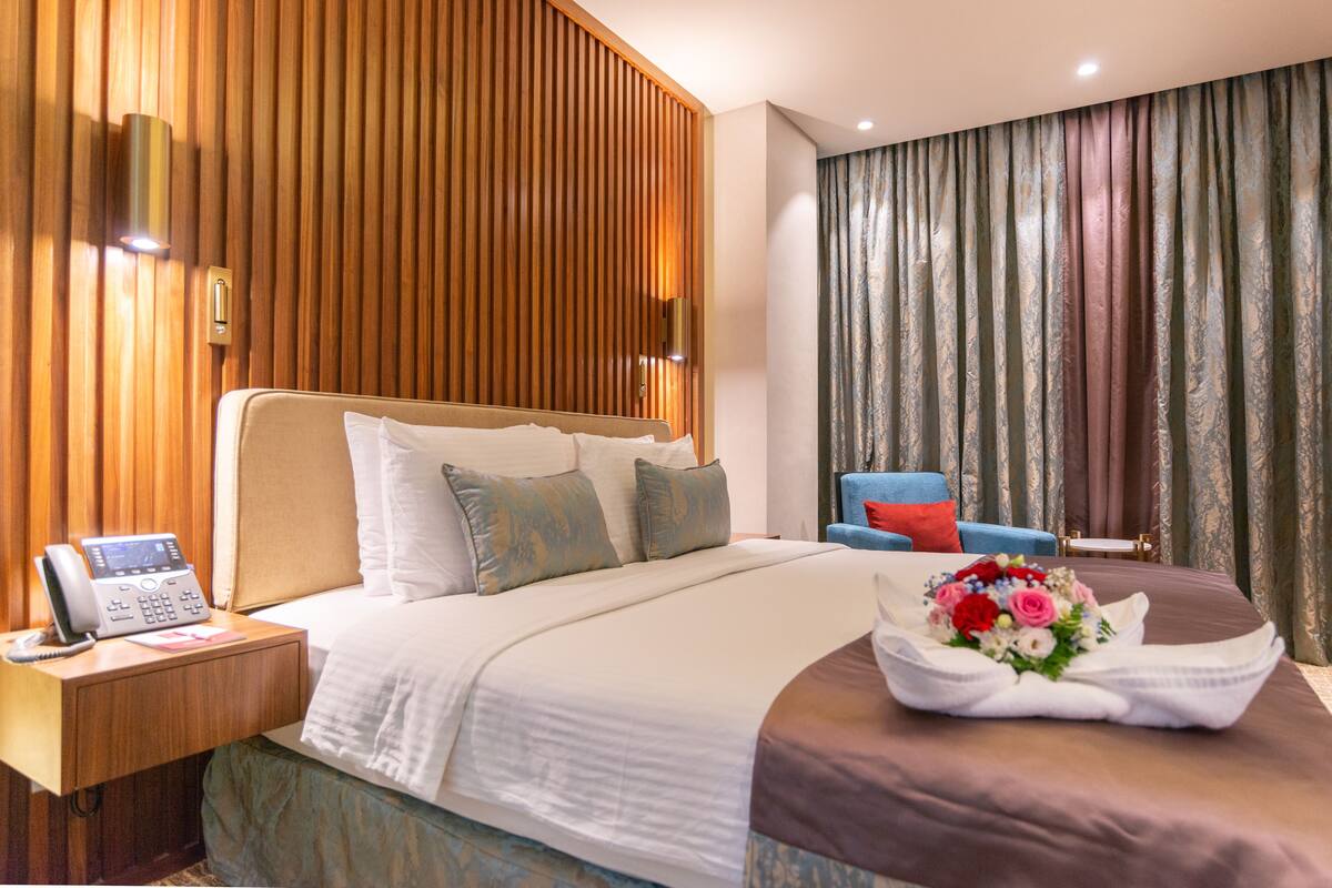 One Bedroom Suite | 埃及棉床单、高档床上用品、加厚床垫、迷你吧